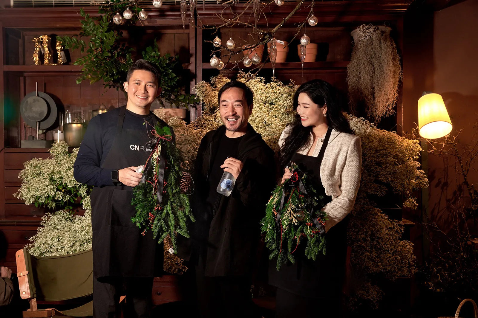 凌宗湧老師(中)與 1% 植物關鍵團隊於活動現場合影,象徵花藝與植物養護理念的交流