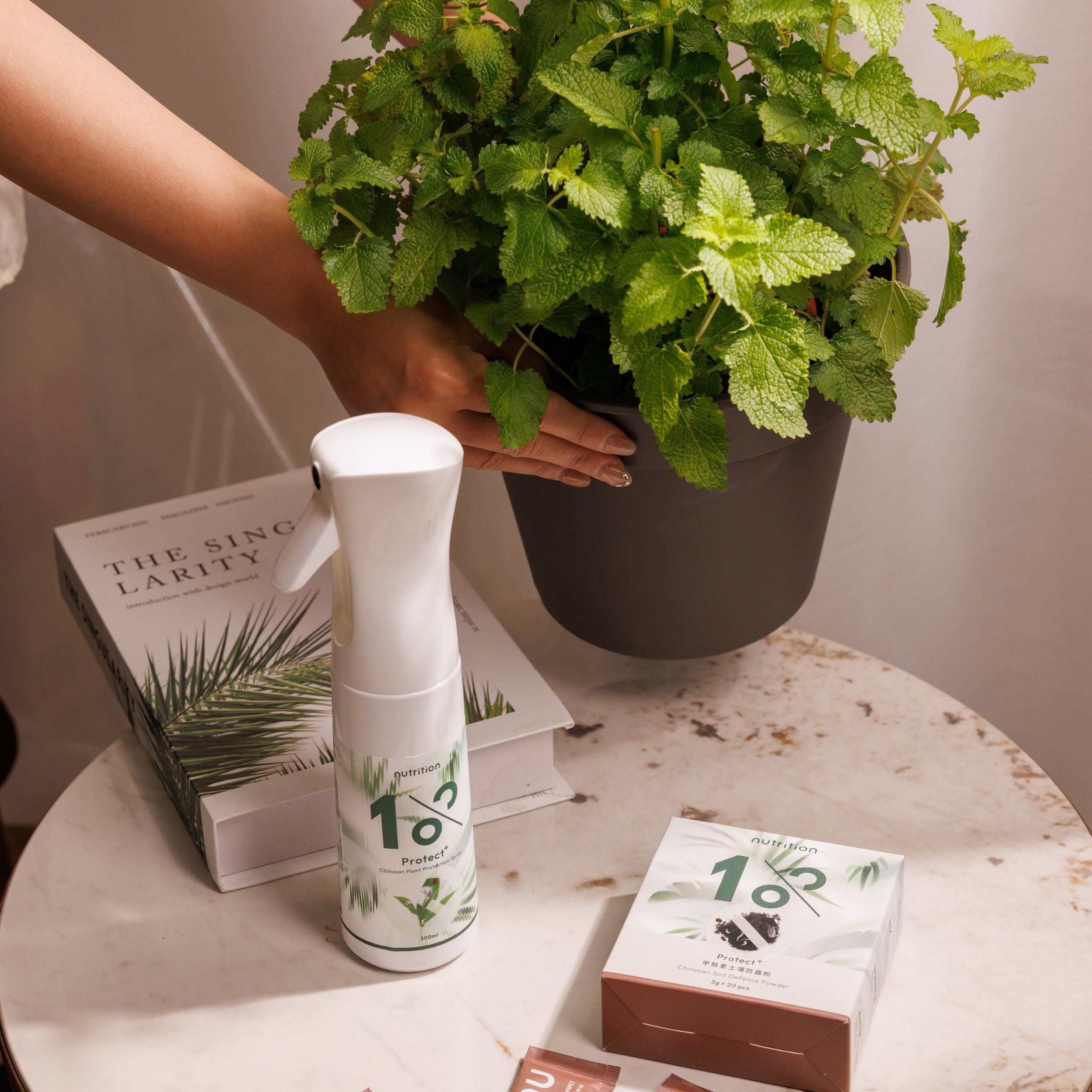 1%植物關鍵 Protect+ 甲殼素植物防護噴霧搭配土壤防蟲粉,提供香草盆栽莖葉與根土的雙重日常防護
