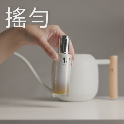 Bloom+ 開花營養精華使用示範，植物萃取開花液肥以 1:800 稀釋方式加入水中，適合蝴蝶蘭、月季、茉莉等居家開花植物日常養護，幫助花芽分化與開花表現。
